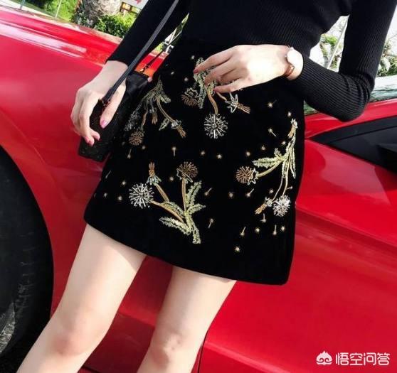 黑丝绒裙子如何搭配衣服(图3)
