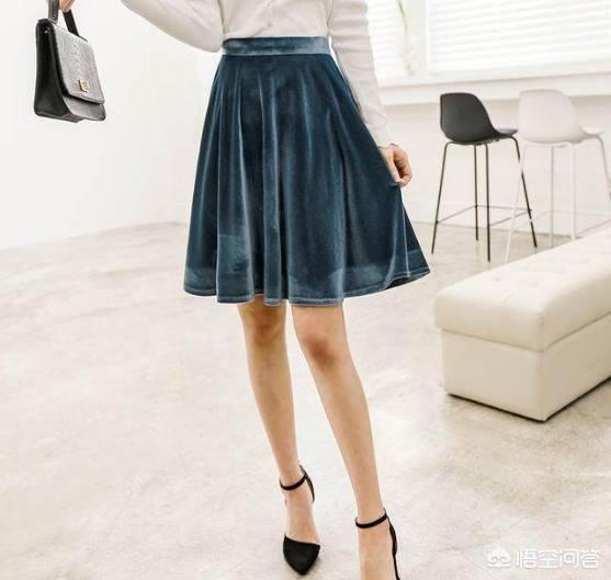 黑丝绒裙子如何搭配衣服(图7)