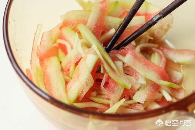 西瓜皮凉拌菜的做法视频(图5)