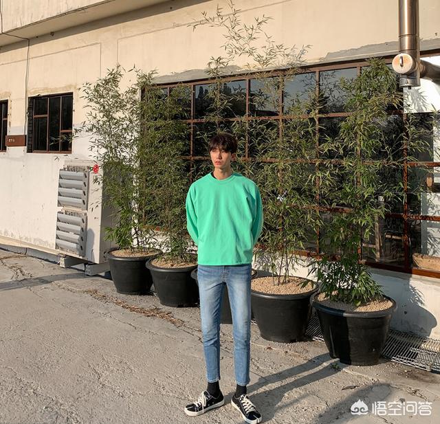修身牛仔裤怎么搭配男(图6)