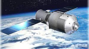 卫星在宇宙太空中为什么不会掉下来