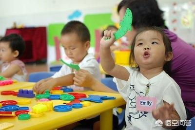 爸爸妈妈去上班我去幼儿园是什么歌(四岁小孩不爱上幼儿园怎么办，每天送他都哭着说不去？)