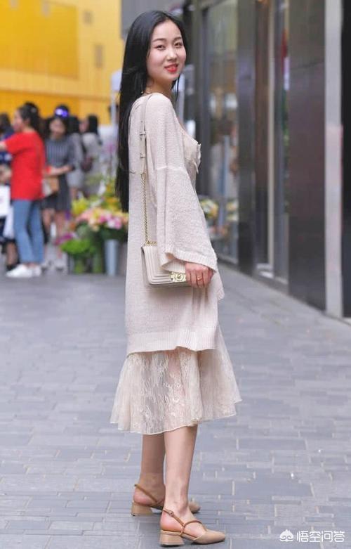 中长连衣裙如何搭配下身(图9)