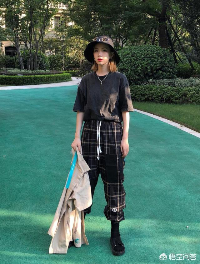 黑色短袖如何搭配裤子女(图6)