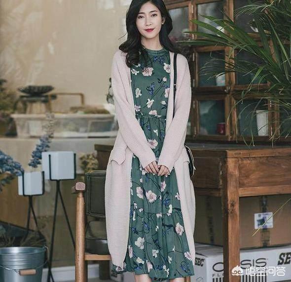 米白色短裙如何搭配毛衣(图62)