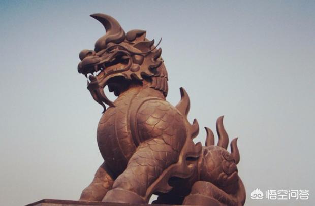 7.犼犼 (hǒu) ,俗称为望天吼,朝天吼,传说是龙王的儿子,有守望习惯.