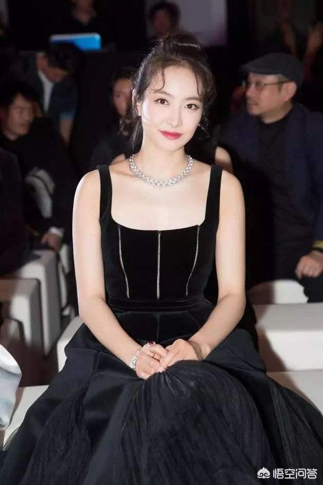 黑色运动连衣裙如何搭配(图1)