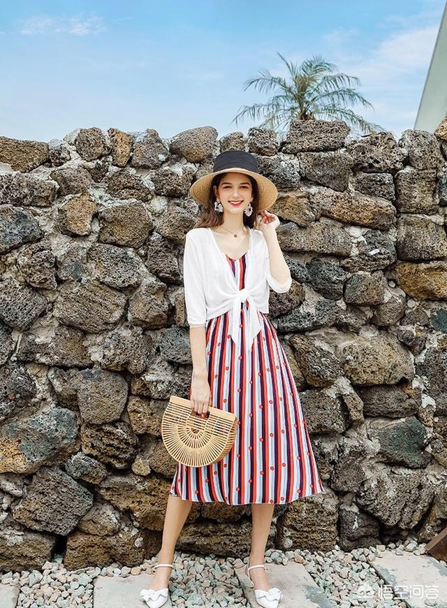 碎花连衣裙（露肩连体碎花连衣裙是什么版型？）