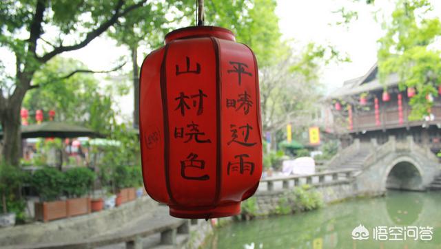 去成都旅游，请问哪些景点必去，住哪里比较方便