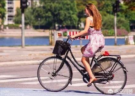 女人穿裙子怎么骑自行车？