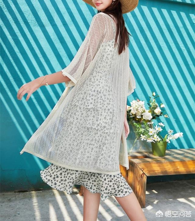 碎花连衣裙（露肩连体碎花连衣裙是什么版型？）