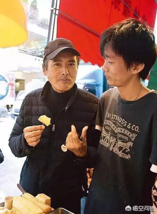 69岁周润发公园跑步 手臂长满肉球