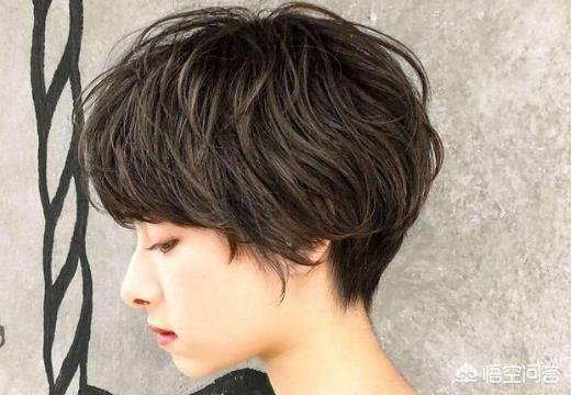 大卷中短发如何搭配衣服(图8)