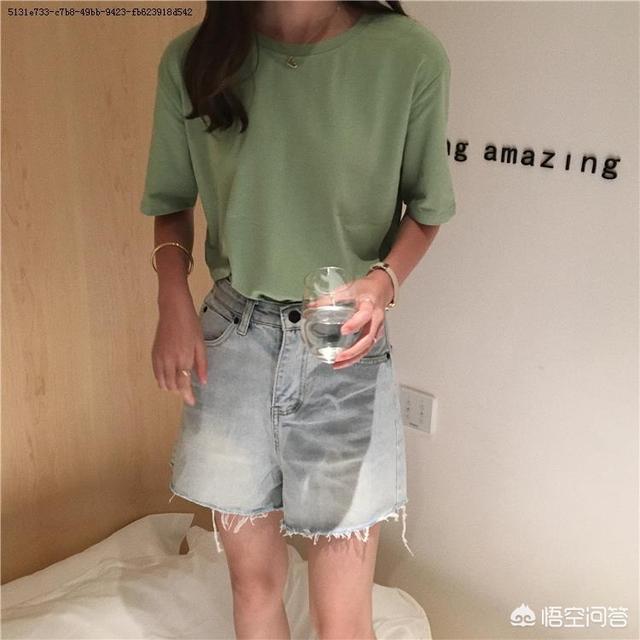 绿色衣服搭配什么颜色的裤子好看？绿色衣服搭配什么裤子呢，短裤还是长裤，颜色呢？