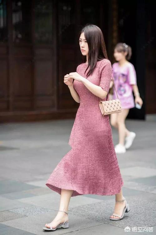 修身针织上衣怎么搭配(图4)
