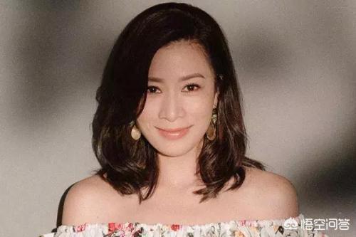 大卷中短发如何搭配衣服(图12)