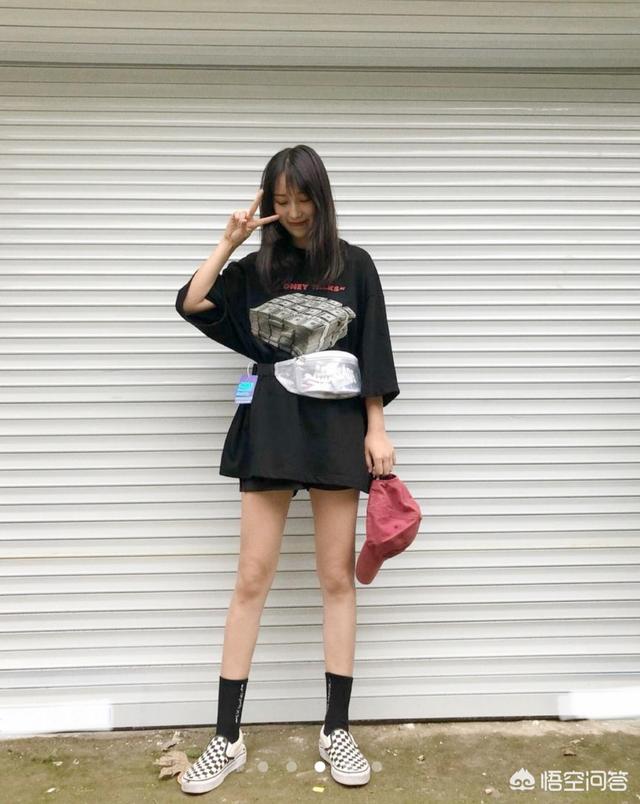 黑色短袖如何搭配裤子女(图7)