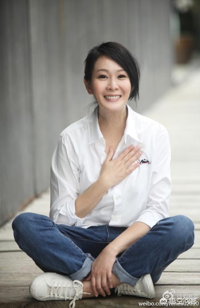 白衬衣如何搭配裙装女士(图2)