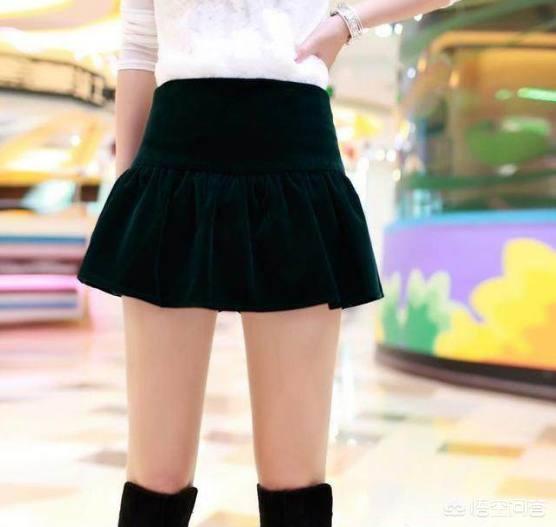 黑丝绒裙子如何搭配衣服