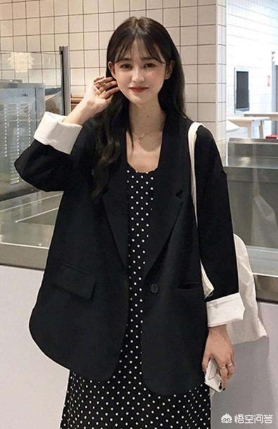 黑色短西装如何搭配外套(图35)