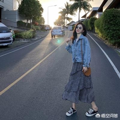 深秋牛仔外套怎么搭配(图1)