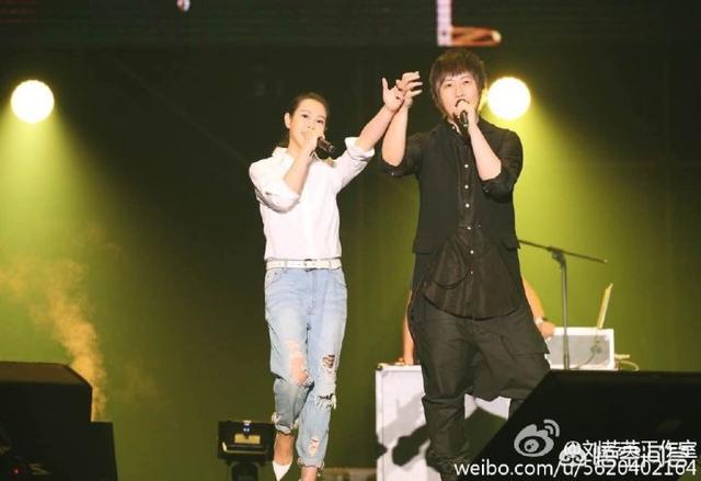 白衬衣如何搭配裙装女士(图3)