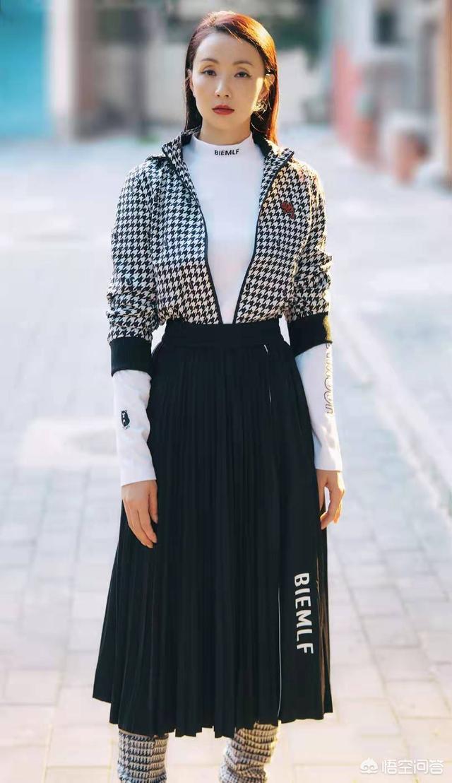 黑色半身毛衣裙如何搭配(图3)