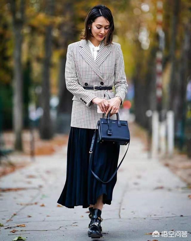 黑色半身毛衣裙如何搭配(图5)