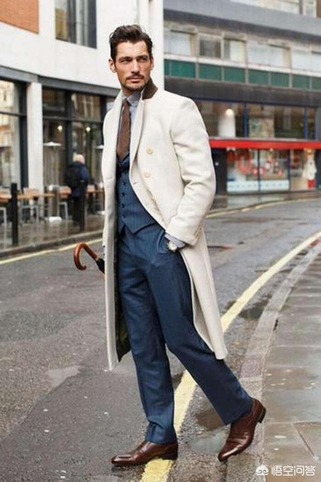 风衣白色裤如何搭配好看