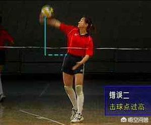 排球发球正面上手发飘球时易犯的错误及纠正方法是什么？