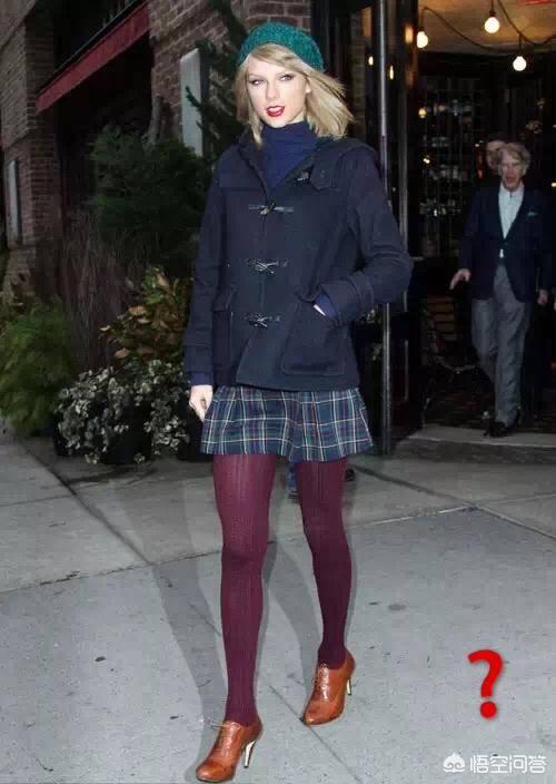 红色牛角扣大衣如何搭配(图7)