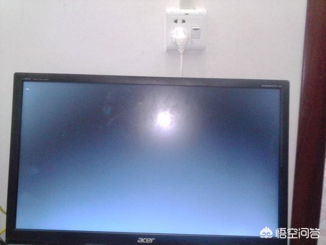 电脑黑屏打不开电脑黑屏打不开但是电源是亮的