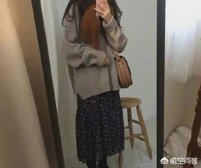 米白色短裙如何搭配毛衣(图27)