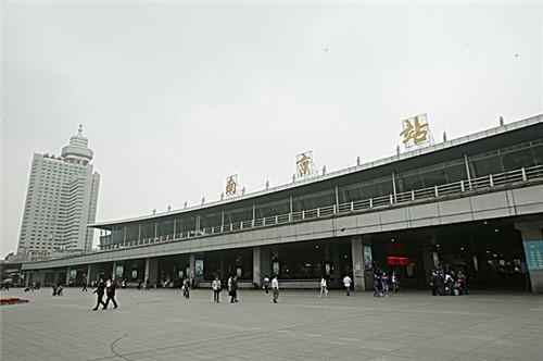 南京南站跳轨事件