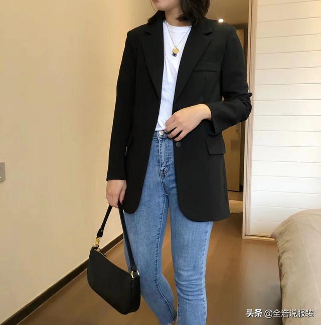 女生穿黑色小西服搭配什么裙子好看？女生黑色西服里面搭配什么颜色的内搭