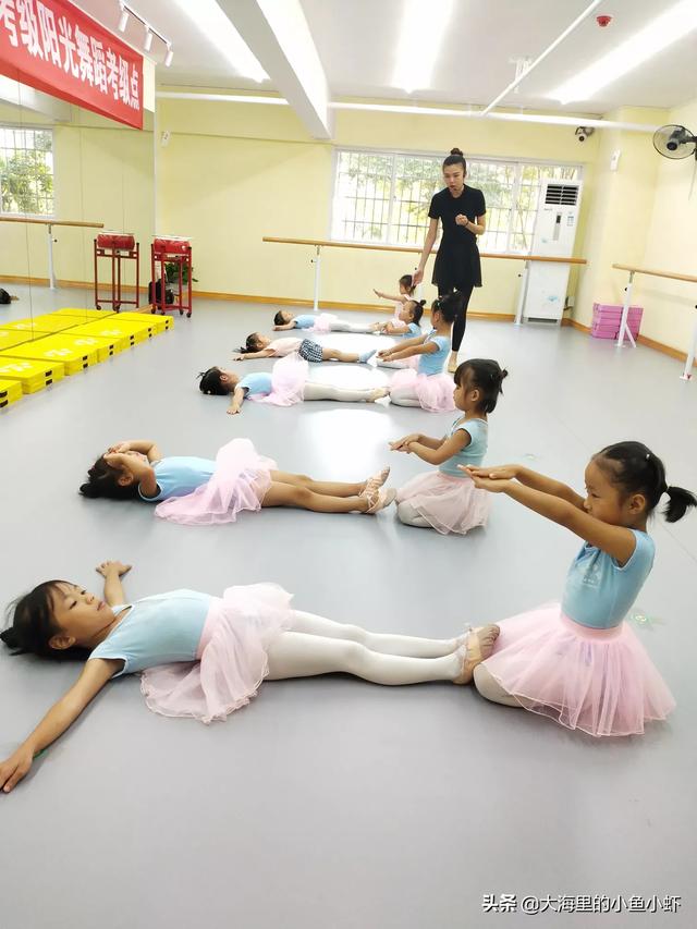 适合小学生跳的鬼步舞 多少钱一次,适合小学生跳的鬼步舞 多少钱一次啊