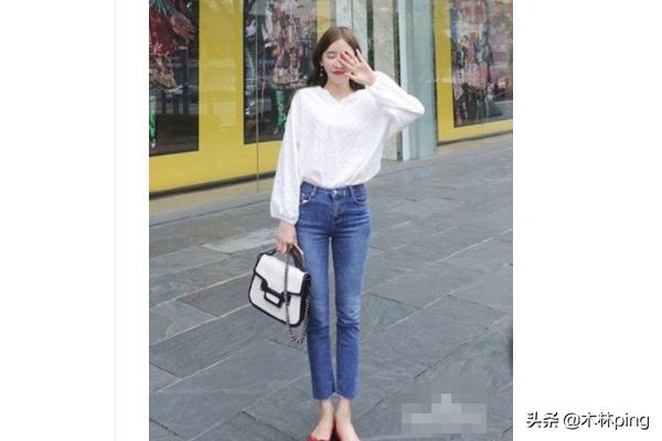 蓝色牛仔小上衣如何搭配(图1)