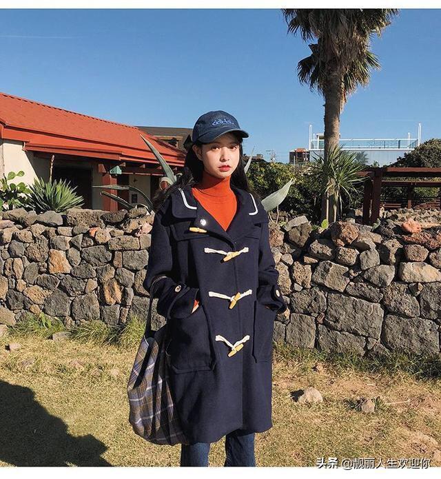 红色牛角扣大衣怎么搭配(图2)