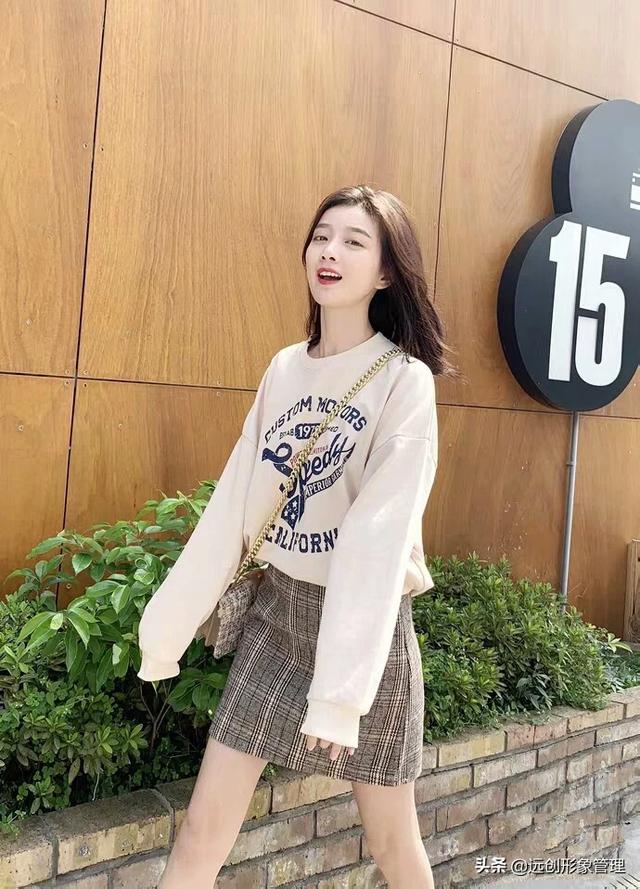 米色卫衣怎么搭配棉服(图1)