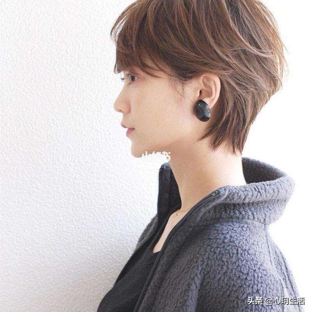 年轻女性都有什么短发型(图19)