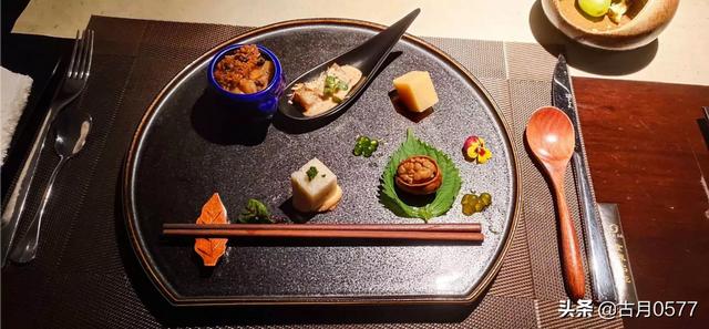 [美少女餐厅]什么店里服务员是穿西装的？