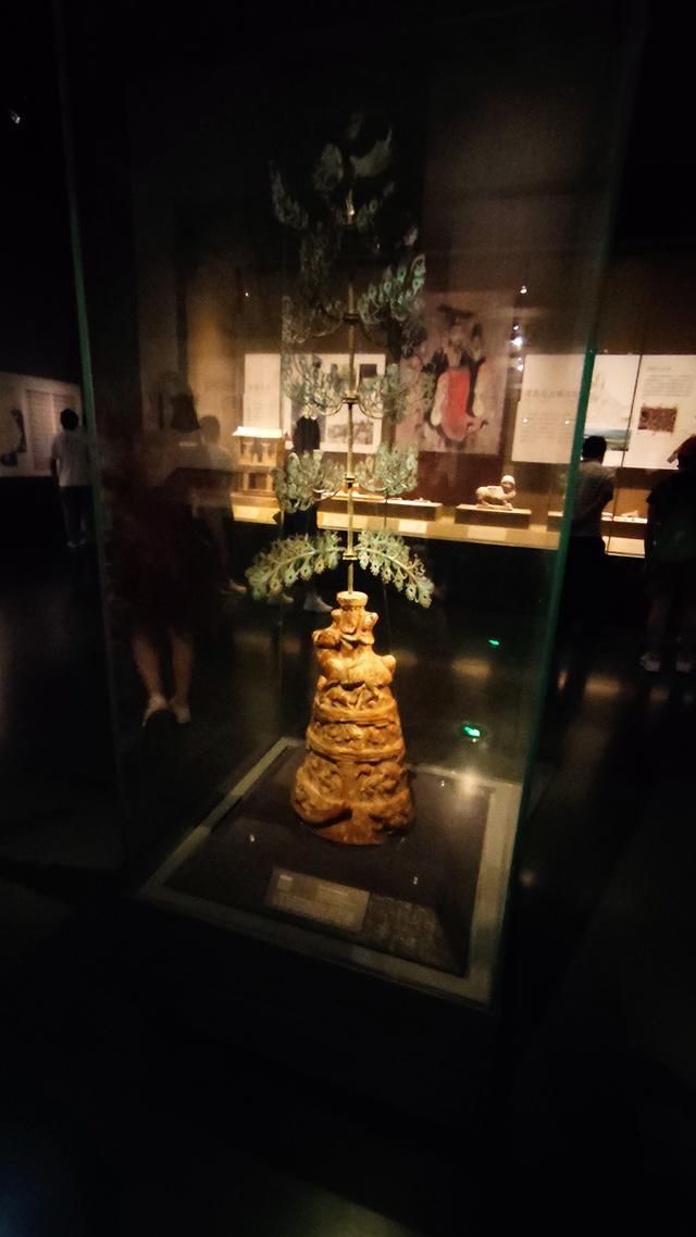 [东汉石人像立在路边]成都博物馆十大镇馆之宝？