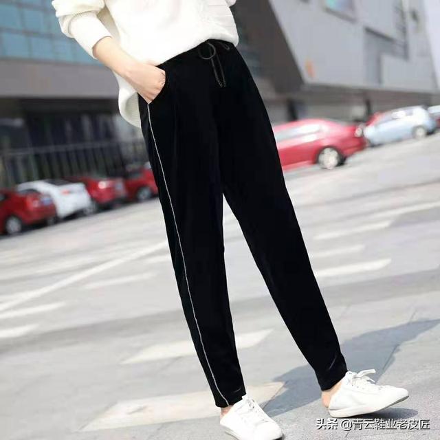 黑色的裤子怎么搭配衣服(图2)