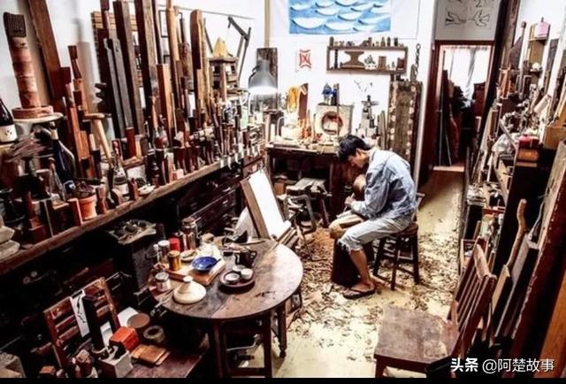 50岁的女人学画画晚吗？：1米58男子苦练绣花一幅卖到6万8