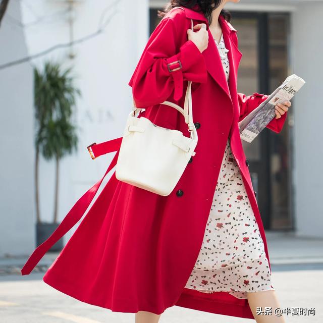 一件红色针织雷丝修身包臀连衣裙搭配什么外套？