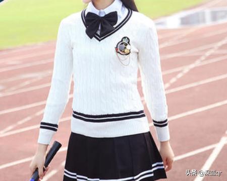 如何穿校服(如何穿校服穿好看些)