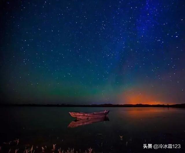 星星迷了眼一束月光什么意思？月亮坠入不见底的河星星垂眸惊动了舸什么意思？