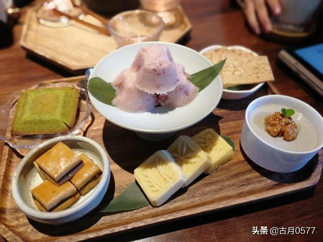 [美少女餐厅]什么店里服务员是穿西装的？