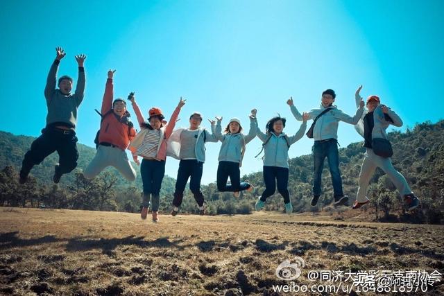 青春阳光穿搭女大学生，青春阳光穿搭女大学生图片