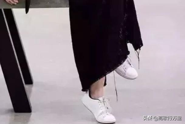 黑色休闲裙如何搭配鞋子(图1)